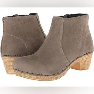 Preloved Dansko taupe Maria ankle booties- size 40. Smoke-free home.